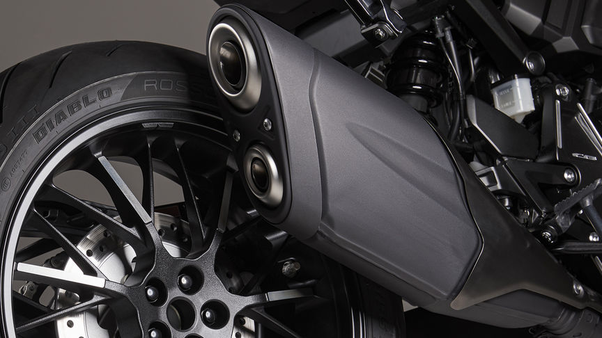 Honda CB1000R Black Edition výfuk